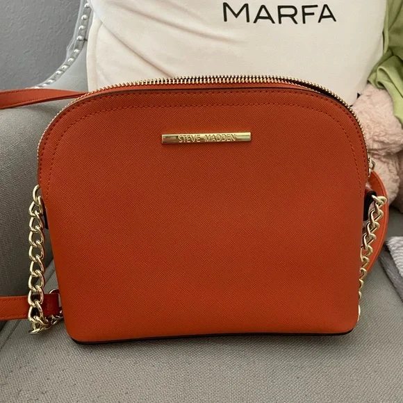 Bmaggie crossbody steve madden top